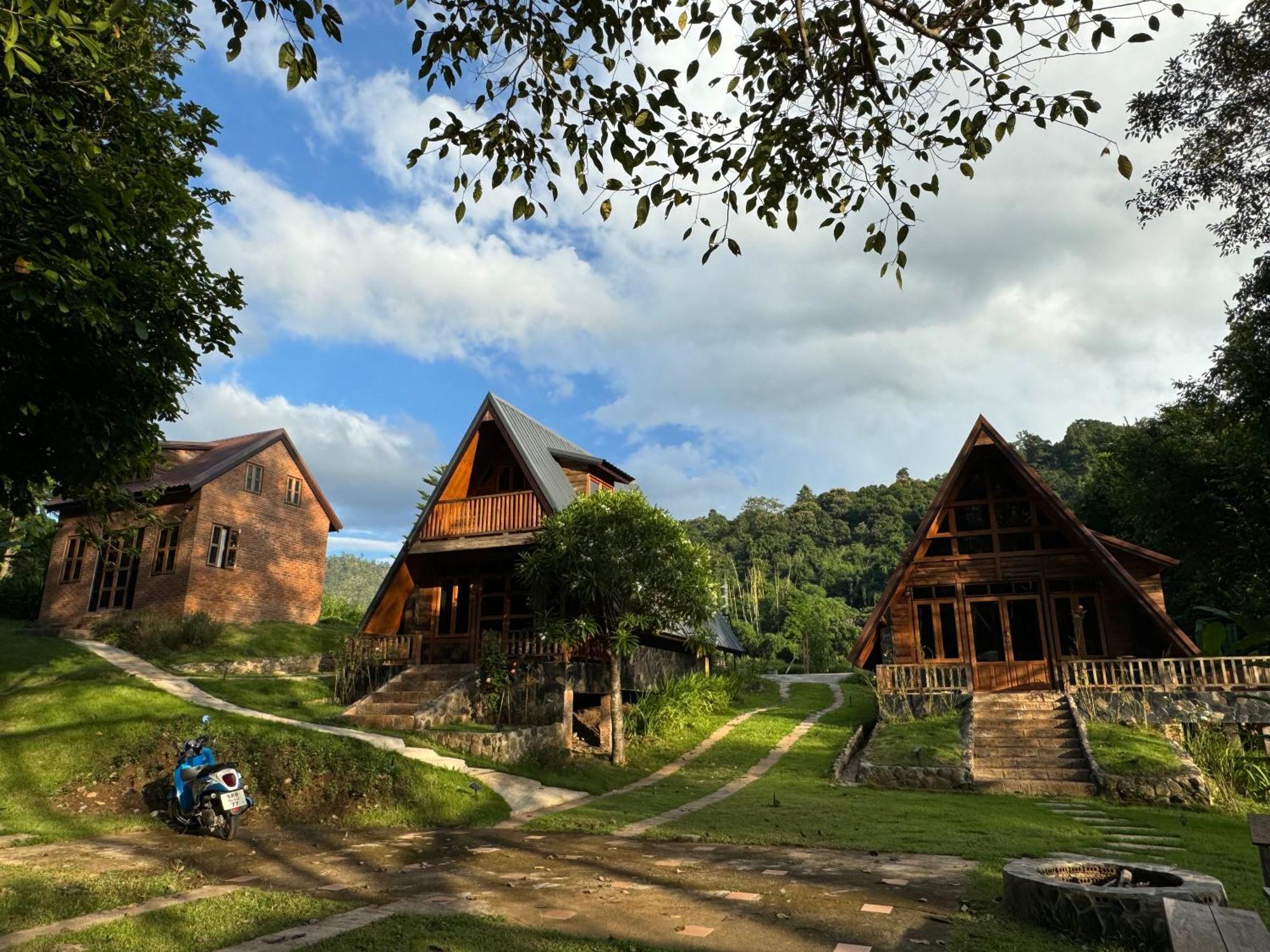 Ban Kaew Mo Ra Glamping & Restaurant Hotel Pang Mapha Exterior photo