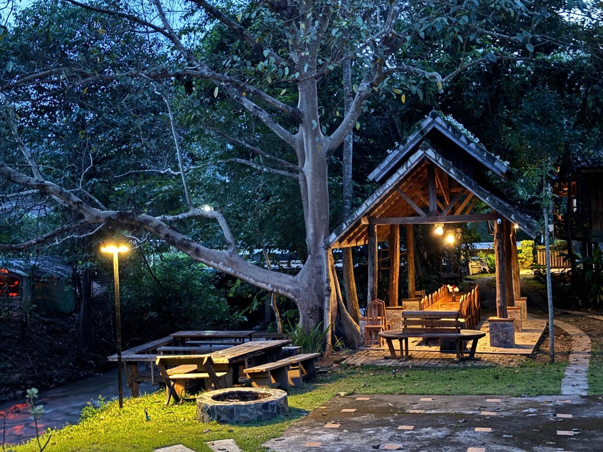 Ban Kaew Mo Ra Glamping & Restaurant Hotel Pang Mapha Exterior photo
