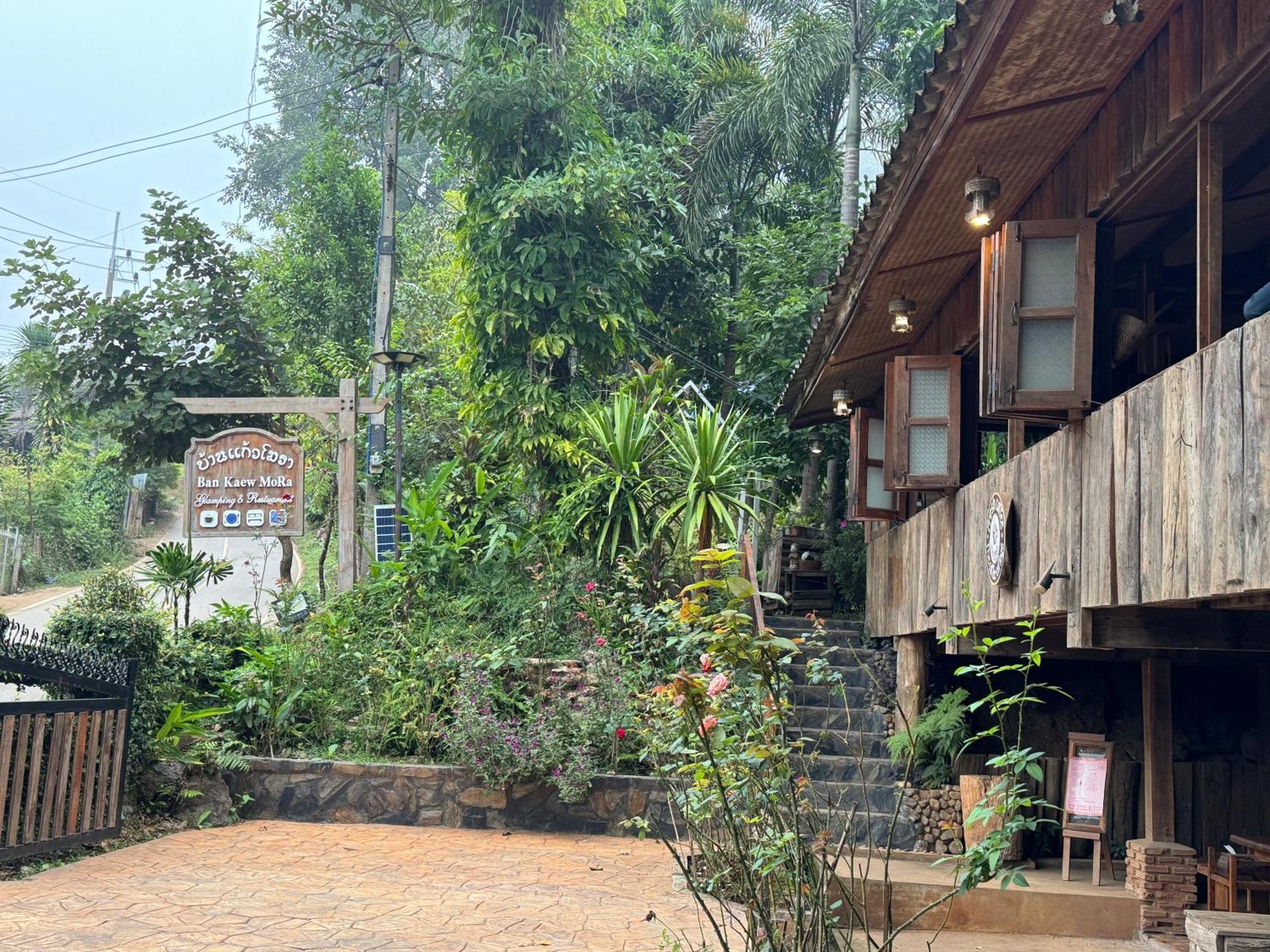Ban Kaew Mo Ra Glamping & Restaurant Hotel Pang Mapha Exterior photo
